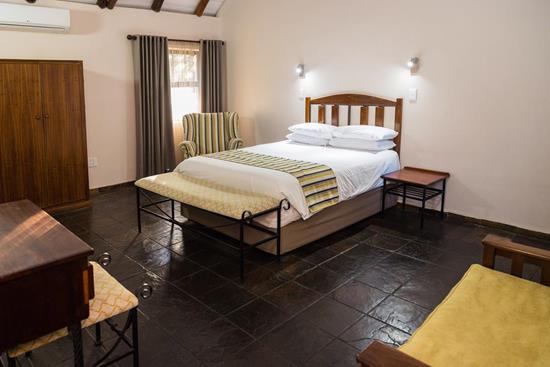 Phalaborwa Safari Park, A Forever Resort: 4-Sleeper Chalet. 2 bedrooms (1 queen bed, 2 single beds)
